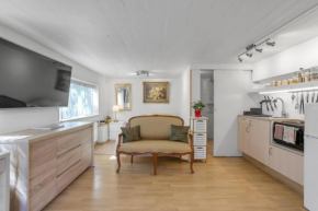 Lara Studio in Laugardalur valley, Reykjavík Central Park and Botanical Garden, Private entrance, FREE Private Parking on side